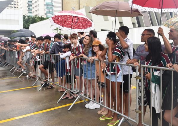 O time do Fluminense chega ao Hotel Golden Tulip, em Vitória, em Vitória e é recebido por torcedores.   por Carlos Alberto Silva