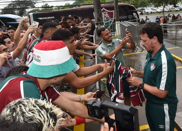 O time do Fluminense chega ao Hotel Golden Tulip, em Vitória, em Vitória e é recebido por torcedores.   por Carlos Alberto Silva