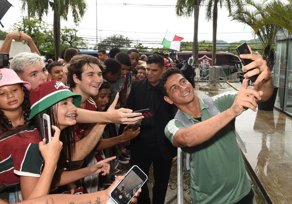 O time do Fluminense chega ao Hotel Golden Tulip, em Vitória, em Vitória e é recebido por torcedores.   por Carlos Alberto Silva