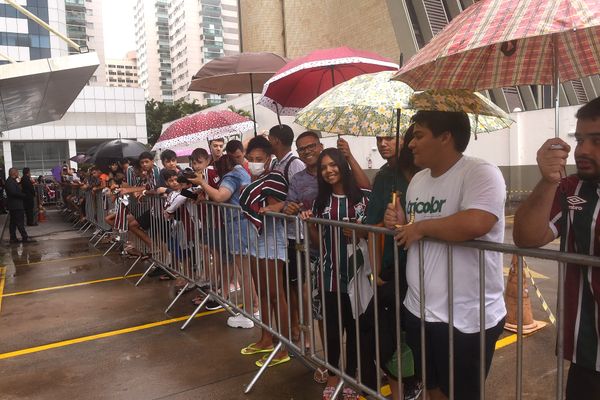 O time do Fluminense chega ao Hotel Golden Tulip, em Vitória, em Vitória e é recebido por torcedores.   por Carlos Alberto Silva