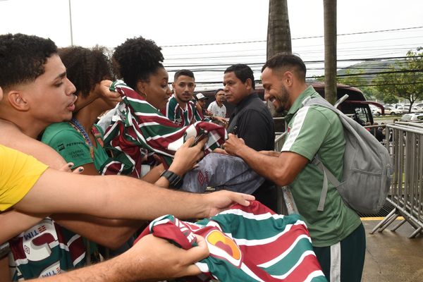O time do Fluminense chega ao Hotel Golden Tulip, em Vitória, em Vitória e é recebido por torcedores.   por Carlos Alberto Silva