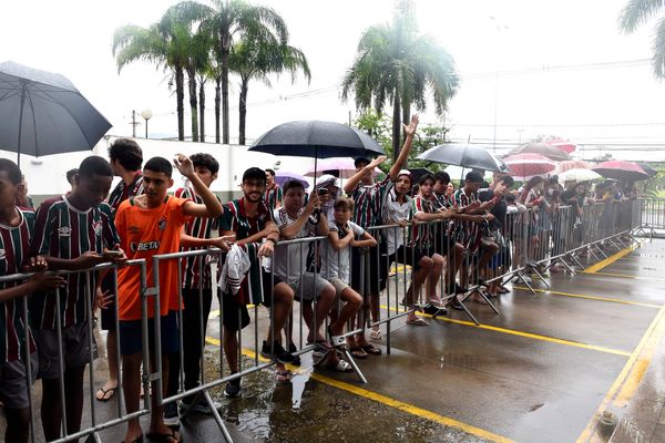O time do Fluminense chega ao Hotel Golden Tulip, em Vitória, em Vitória e é recebido por torcedores.   por Carlos Alberto Silva
