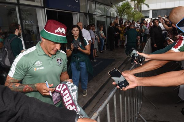 O time do Fluminense chega ao Hotel Golden Tulip, em Vitória, em Vitória e é recebido por torcedores.   por Carlos Alberto Silva