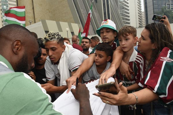 O time do Fluminense chega ao Hotel Golden Tulip, em Vitória, em Vitória e é recebido por torcedores.   por Carlos Alberto Silva
