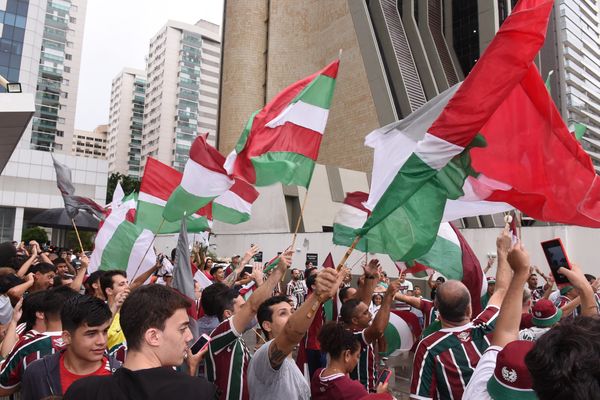 O time do Fluminense chega ao Hotel Golden Tulip, em Vitória, em Vitória e é recebido por torcedores.   por Carlos Alberto Silva