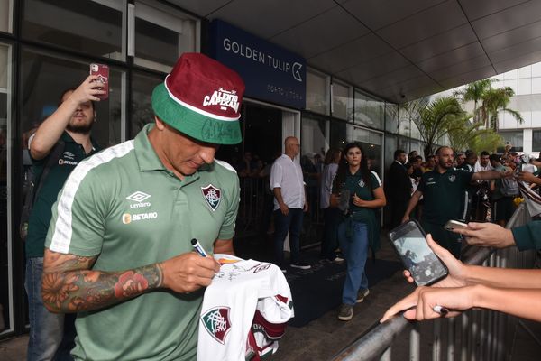 O time do Fluminense chega ao Hotel Golden Tulip, em Vitória, em Vitória e é recebido por torcedores.   por Carlos Alberto Silva
