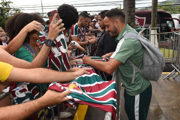 O time do Fluminense chega ao Hotel Golden Tulip, em Vitória, em Vitória e é recebido por torcedores.   por Carlos Alberto Silva