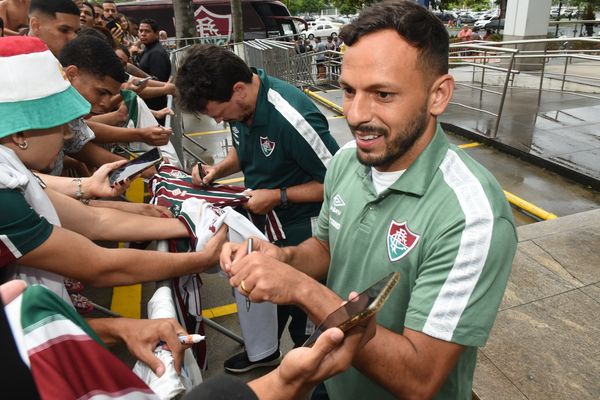 O time do Fluminense chega ao Hotel Golden Tulip, em Vitória, em Vitória e é recebido por torcedores.   por Carlos Alberto Silva