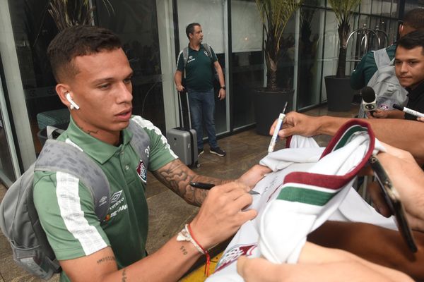 O time do Fluminense chega ao Hotel Golden Tulip, em Vitória, em Vitória e é recebido por torcedores.   por Carlos Alberto Silva