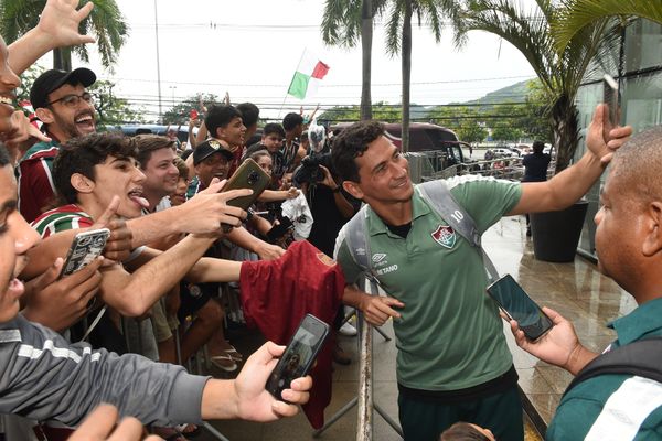 O time do Fluminense chega ao Hotel Golden Tulip, em Vitória, em Vitória e é recebido por torcedores.   por Carlos Alberto Silva