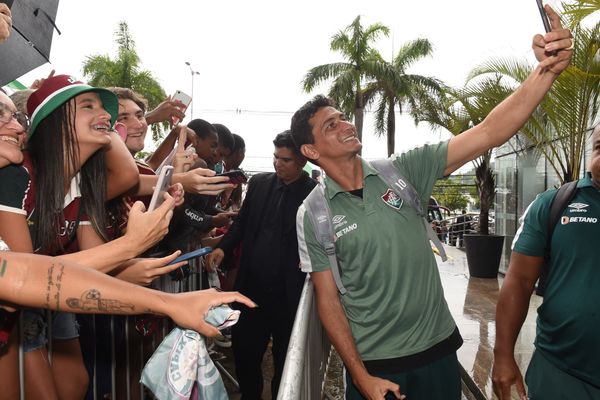 O time do Fluminense chega ao Hotel Golden Tulip, em Vitória, em Vitória e é recebido por torcedores.   por Carlos Alberto Silva