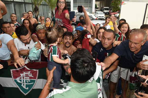 O time do Fluminense chega ao Hotel Golden Tulip, em Vitória, em Vitória e é recebido por torcedores.   por Carlos Alberto Silva