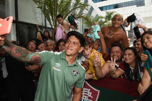 O time do Fluminense chega ao Hotel Golden Tulip, em Vitória, em Vitória e é recebido por torcedores.   por Carlos Alberto Silva