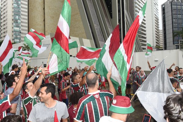 O time do Fluminense chega ao Hotel Golden Tulip, em Vitória, em Vitória e é recebido por torcedores.   por Carlos Alberto Silva