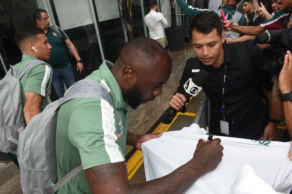 O time do Fluminense chega ao Hotel Golden Tulip, em Vitória, em Vitória e é recebido por torcedores.   por Carlos Alberto Silva