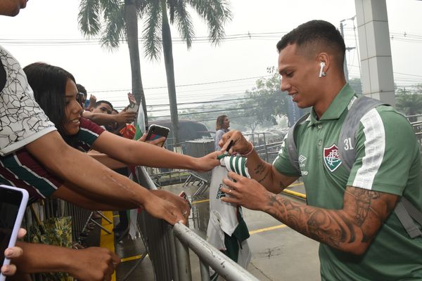O time do Fluminense chega ao Hotel Golden Tulip, em Vitória, em Vitória e é recebido por torcedores.   por Carlos Alberto Silva