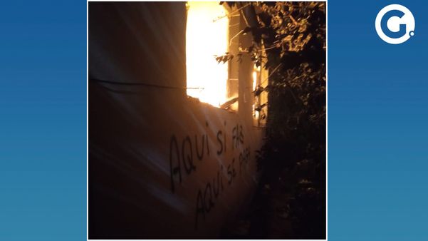 Mensagem pichada na parede do imóvel atingido por incêndio, no bairro Interlagos