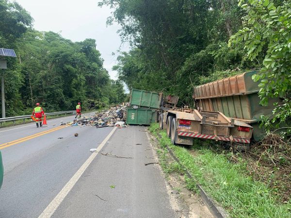 Parte da carga de lixo ficou espalhada pela pista, na BR 101