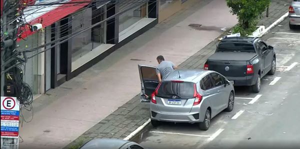 Refém (de camisa cinza) é liberado, enquanto sequestrador (braço) coloca arma no chão