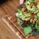 Salada com pêssego tostado, socol crocante e redução de balsâmico, por Pedro Kucht