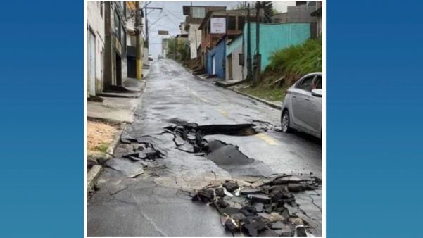 Cratera abre em rua de Nova Almeida, na Serra