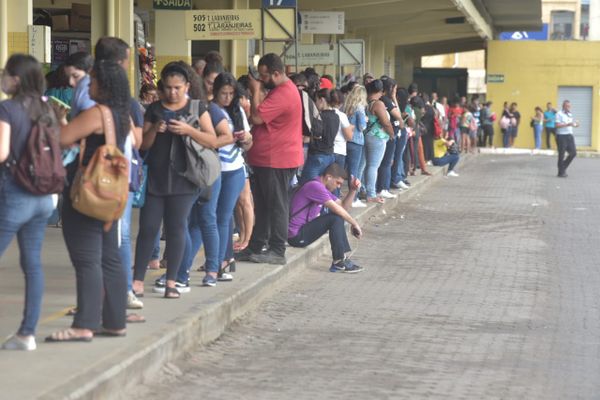 Rodoviários de duas empresas do Transcol fazem paralisação de ônibus por Ricardo Medeiros