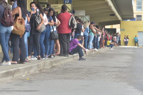 Rodoviários de duas empresas do Transcol fazem paralisação de ônibus por Ricardo Medeiros