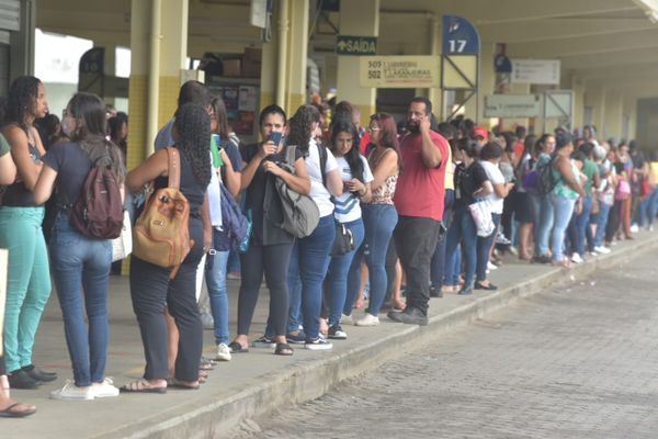 Rodoviários de duas empresas do Transcol fazem paralisação de ônibus por Ricardo Medeiros