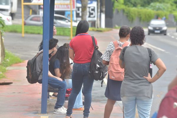 Rodoviários de duas empresas do Transcol fazem paralisação de ônibus por Ricardo Medeiros