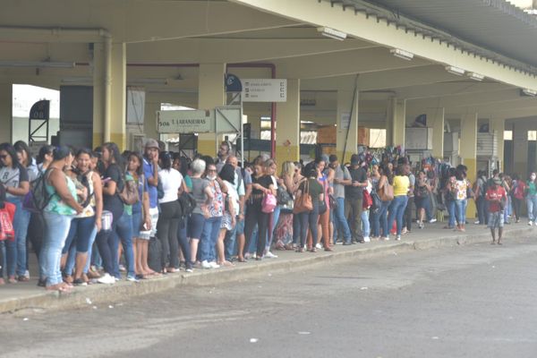 Rodoviários de duas empresas do Transcol fazem paralisação de ônibus por Ricardo Medeiros