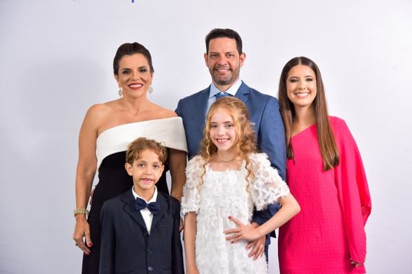  nova presidente do TRT-17, desembargadora Daniele Corrêa Santa Catarina, com o marido, Francisco, as filhas Júlia e Beatriz e o filho Antônio Matheus.