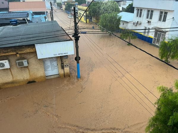 Centro de Itarana ficou alagado devido ao grande volume de chuva