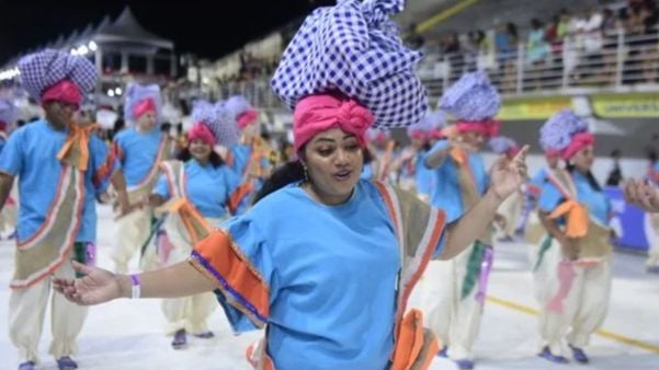 Desfile da Pega no Samba no Carnaval 2022: fantasias para desfilar no Grupo A estão à venda. 