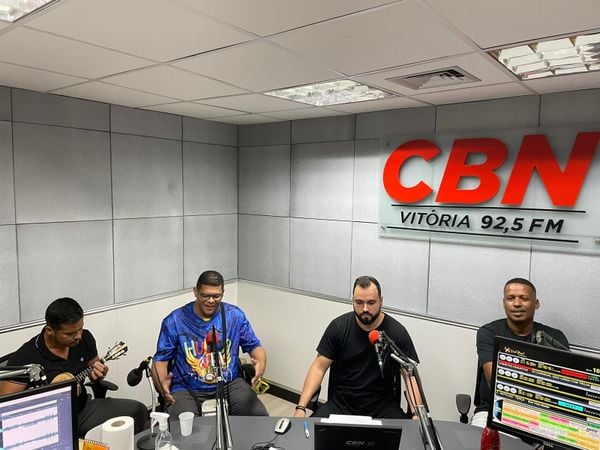 Eintérprete e presidente da agremiação, Emerson Xumbrega, o carnavalesco Márcio Puluker e Ricardo Bastos, do cavaco