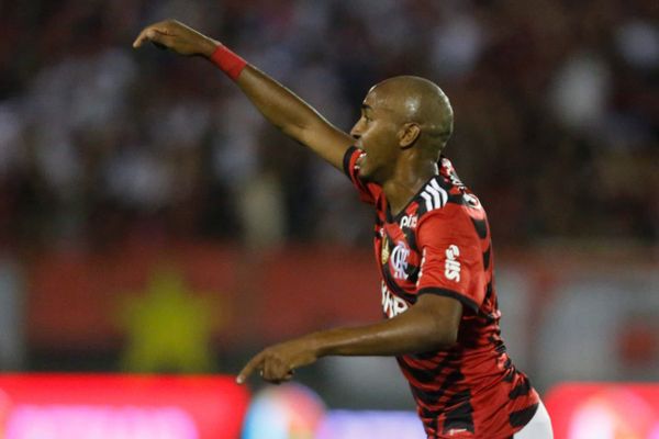 Lorran comemora gol do Flamengo sobre o Bangu, em Volta Redonda, pelo Campeonato Carioca