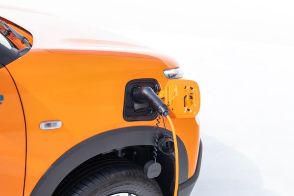 Modelo pode ser recarregado em tomadas comuns e corrente contínua por Citroën/Divulgação