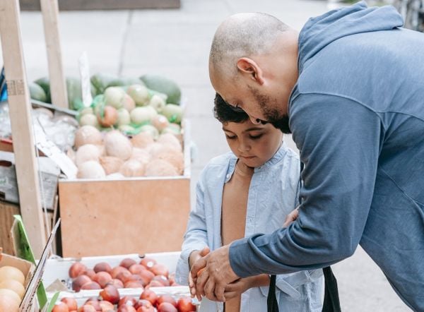 Pai e filho fazem compras, educação financeira