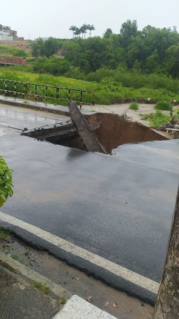  Parte do asfalto de uma ponte acabou cedendo em São Mateus
