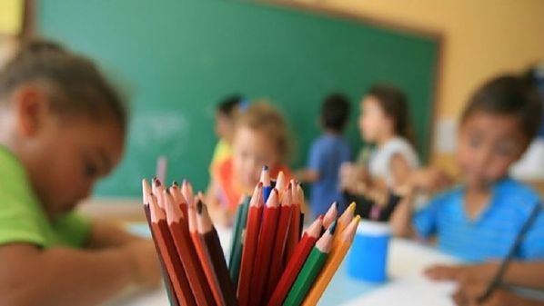 Uma criança que fica em casa perde algumas possibilidades de aperfeiçoamento. A escola está preparada para desenvolver as potencialidades do indivíduo a partir dos primeiros anos de idade