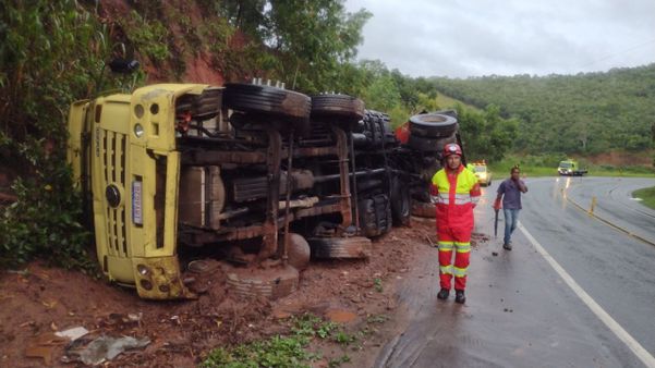 Caminhão carregado com cerca de 20 toneladas de pedra serrada tomba em Itapemirim
