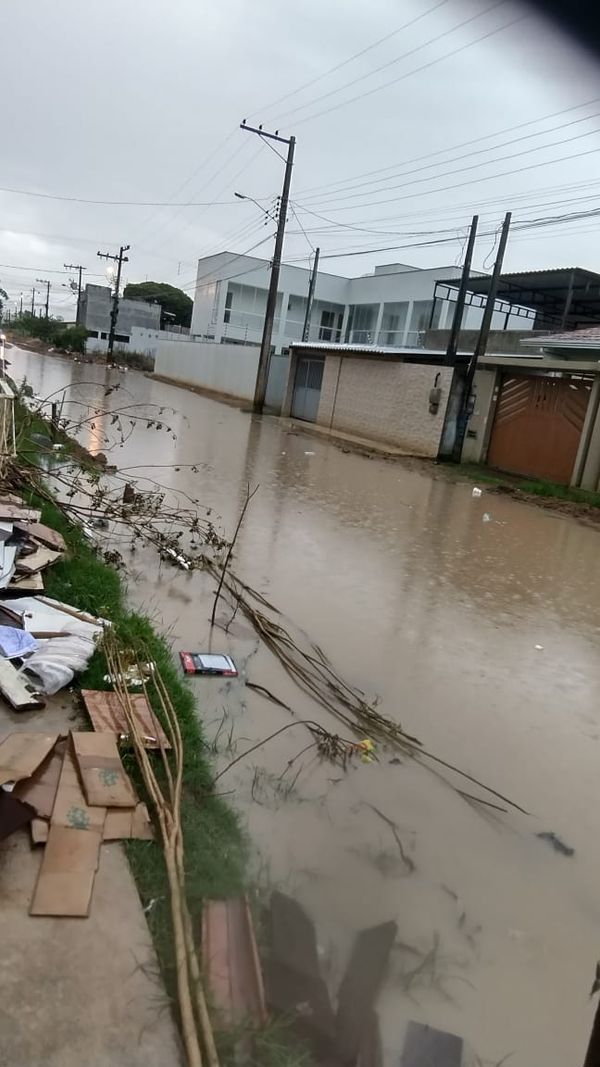 Chuva causa alagamentos em Guriri, em São Mateus por Leitor | A Gazeta