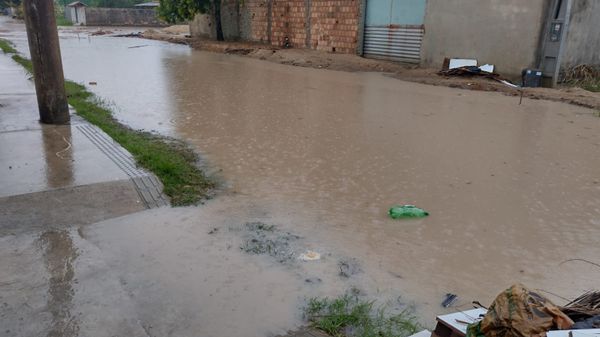 Chuva causa alagamentos em Guriri, em São Mateus por Leitor | A Gazeta