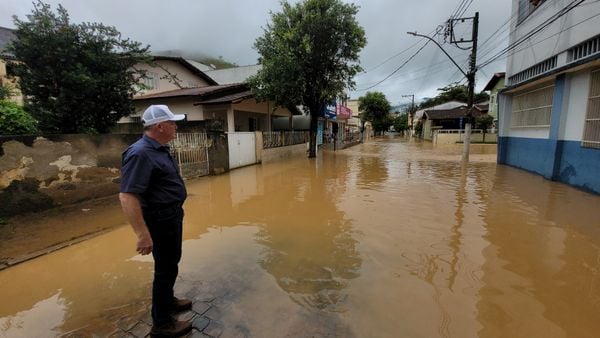 Governador visita Mimoso do Sul após enchente e promete recursos para recuperar cidade