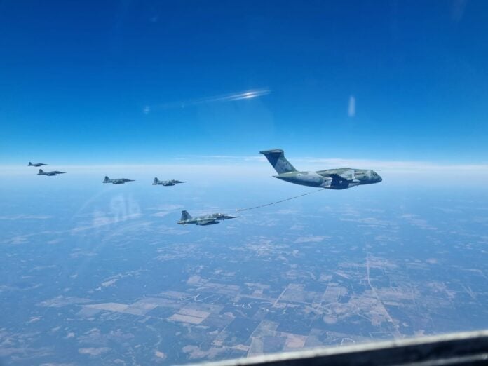 KC-390 e aeronaves F-5M da FAB realizam reabastecimento em voo
