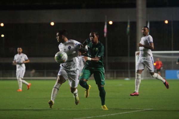 Lance do jogo entre Vitória e Porto Vitória, pelo Campeonato Capixaba, no estádio Kleber Andrade, em Cariacica