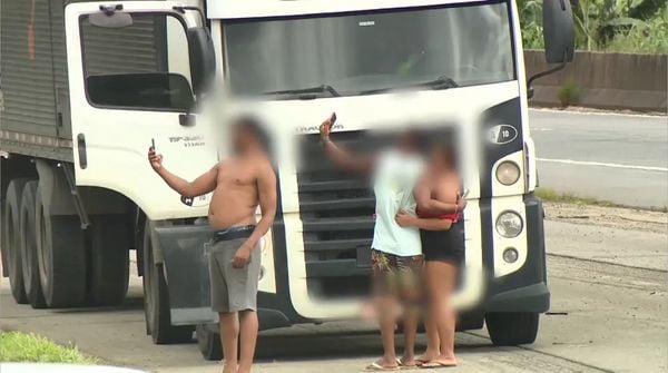 Motoristas se arriscam para tirar selfie com estátua de Buda gigante no ES