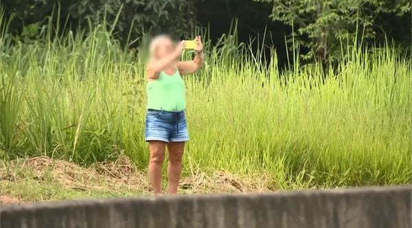 Motoristas se arriscam para tirar selfie com estátua de Buda gigante no ES