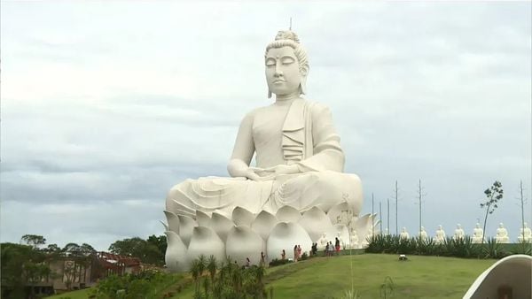 Motoristas se arriscam para tirar selfie com estátua de Buda gigante no ES