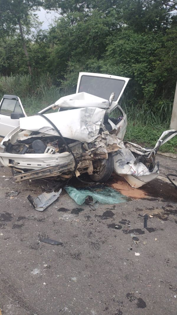Nas imagens é possível ver que a parte da frente do veículo ficou totalmente destruída com o impacto da batida.