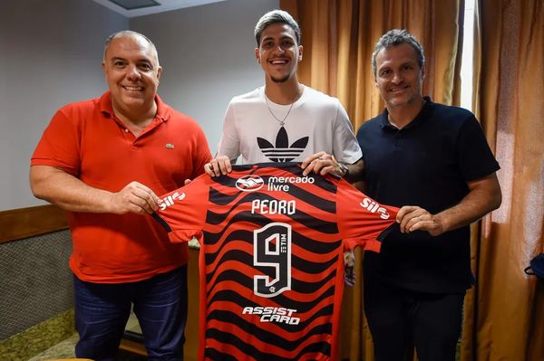 Pedro, atacante do Flamengo, com o vice de futebol Marcos Braz e o diretor Bruno Spindel